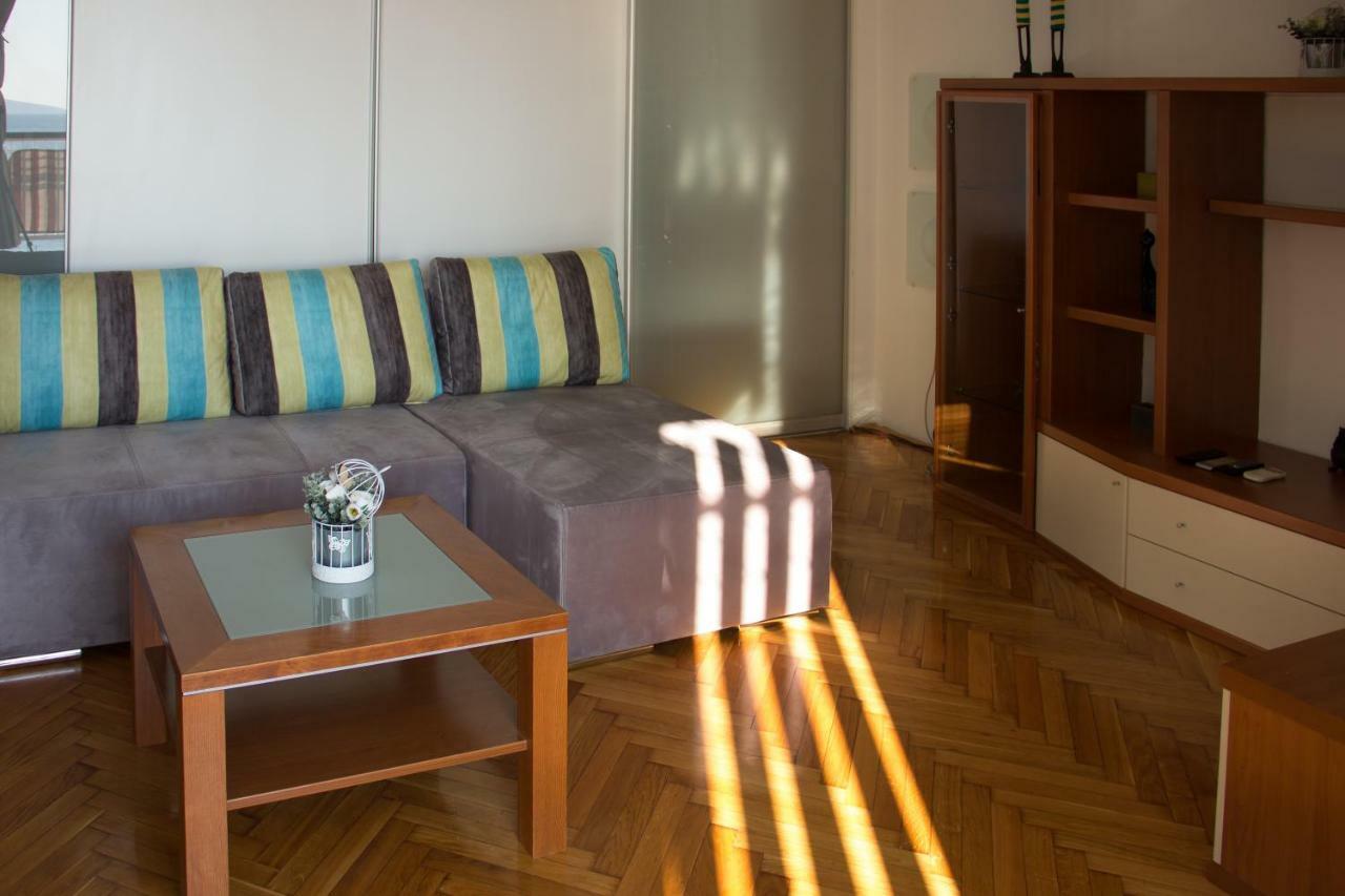 Studio Apartman Dida Bozo 塞尼 外观 照片
