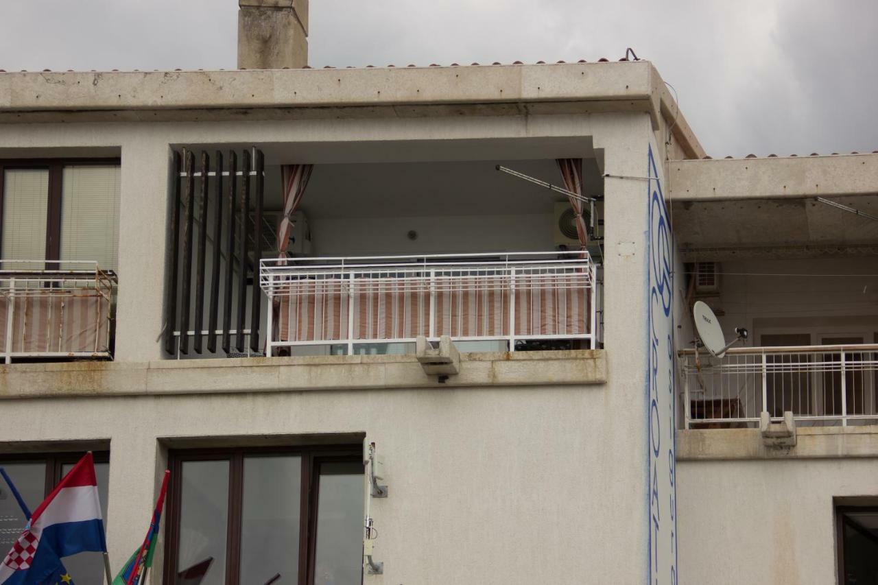Studio Apartman Dida Bozo 塞尼 外观 照片